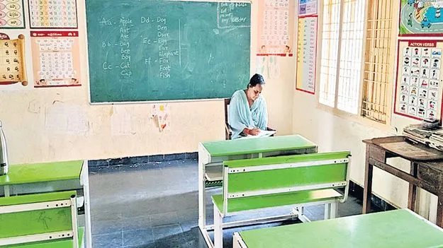 ప్రాథమిక పాఠశాలలు వెలవెల