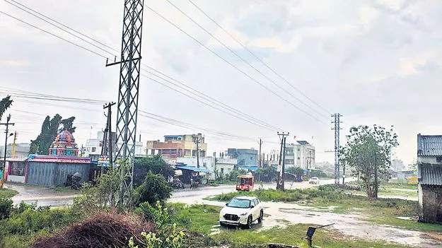 ఈదురుగాలులతో వర్షం