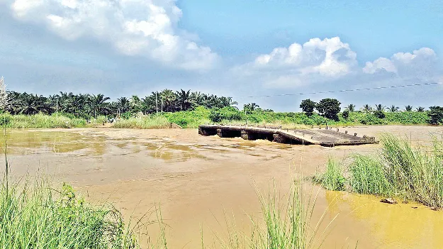 కూలుతోన్న వంతెనలు 
