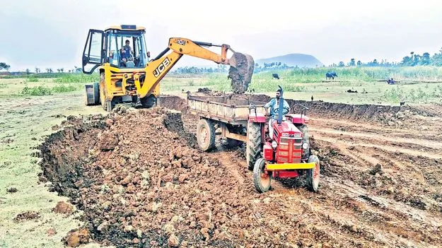 చెరువును చెరబట్టి..