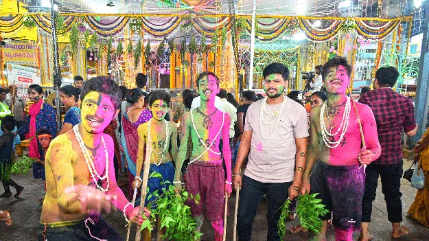 బండవేషంలో భక్తుల మొక్కులు   