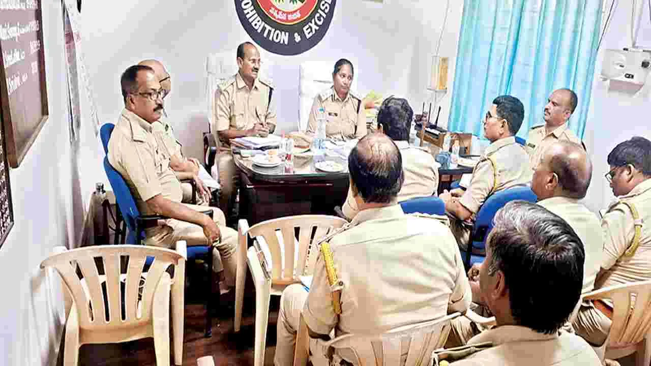 సారా రహిత జిల్లా లక్ష్యంగా పని చేయాలి