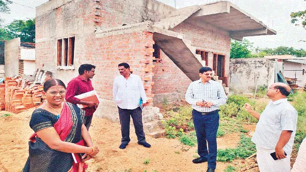 ఇళ్ల నిర్మాణాలు త్వరగా పూర్తి చేయించాలి