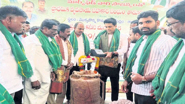 మద్దతు ధరతో పంటలను కొంటున్న ప్రభుత్వం