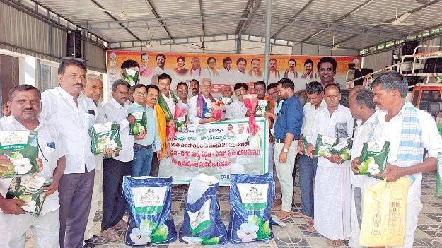 రైతులు పత్తి ఉత్పాదకతను పెంచాలి