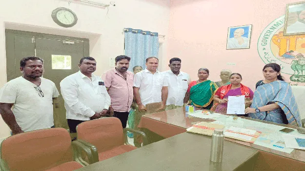 పేదలకు ఇళ్ల స్థలాలు చూపించాలి