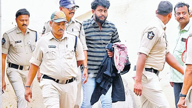 నిషిద్ధ భావాలకు ప్రశ్న రావణ్‌ బాసట