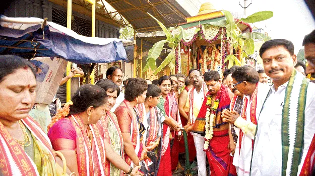 The chariot of Pydimamba moves. పైడిమాంబ రథం కదిలె