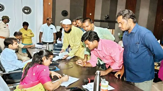 అర్జీలను పరిష్కరించండి