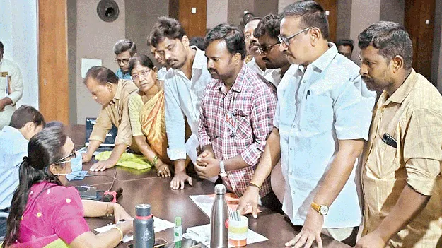 ఫీజుల నియంత్రణ కమిటీని ఏర్పాటు చేయాలి