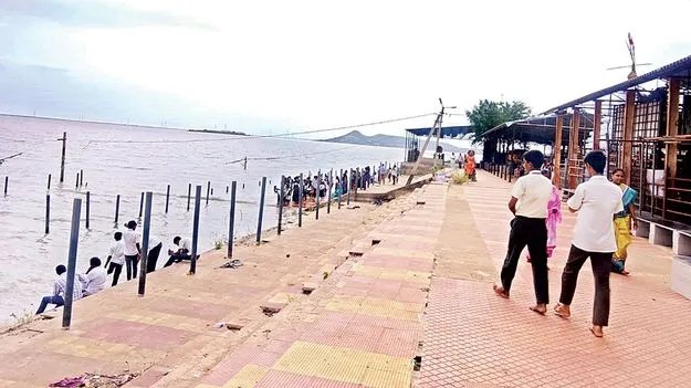 పుష్కరఘాట్లను ముంచెత్తిన వరద జలాలు 