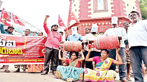 గ్యాస్‌ సిలిండర్‌ ధర తగ్గించాలి  