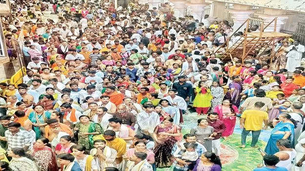 మంత్రాలయంలో భక్తుల రద్దీ