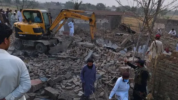 పాక్‌లో పోలీసు పోస్టుపై కారు బాంబు దాడి
