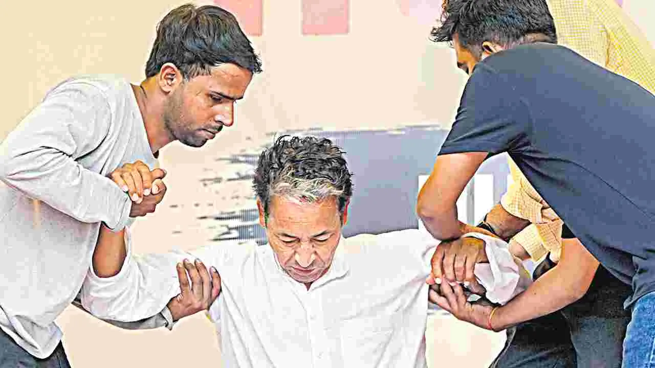 క్షీణిస్తున్న వాంగ్ చుక్ ఆరోగ్యం క్షీణిస్తున్న వాంగ్ చుక్ ఆరోగ్యం