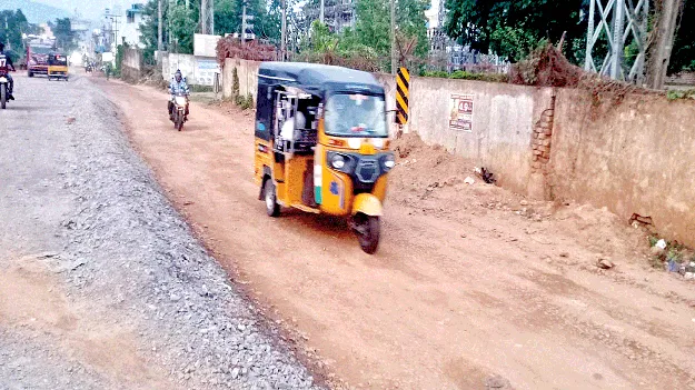 స్థల సేకరణ కాక.. పనులు జరగక 