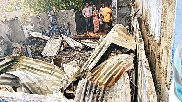 విద్యుదాఘాతంతో గుడిసె దగ్థం 