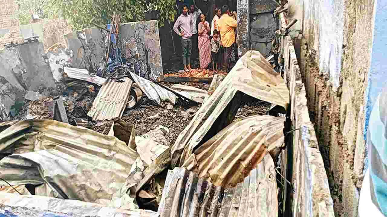 విద్యుదాఘాతంతో గుడిసె దగ్థం 