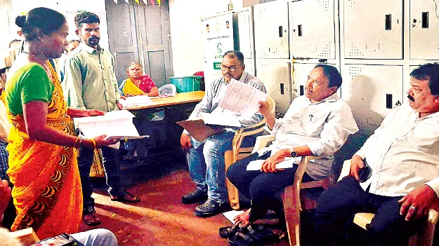 ఫీల్డ్‌ అసిస్టెంట్‌పై విచారణ