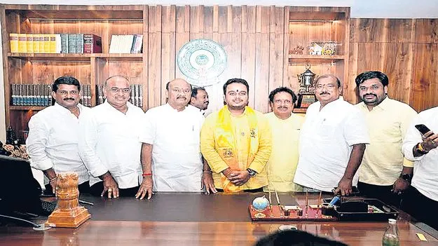 రాజ్యసభ అభ్యర్థి విజయ్‌కు జిల్లా నేతల అభినందనలు