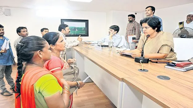 పీజీఆర్‌ఎస్‌ అర్జీలకు ప్రథమ ప్రాధాన్యం