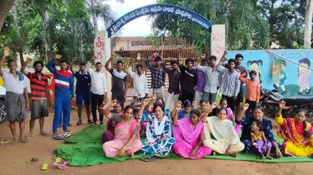బడికి వెళ్లండి..