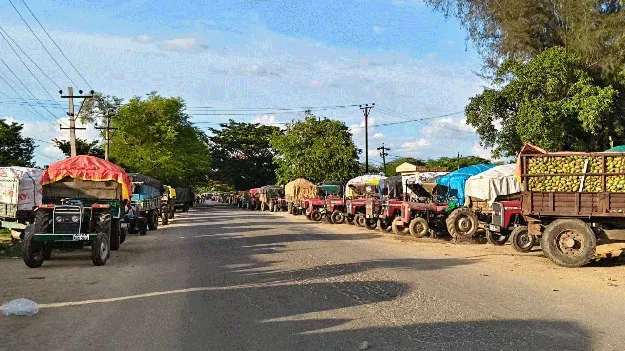 ట్రాక్టర్ల బారులు 