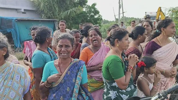 ఆక్రమణల తొలగింపుతో రోదిస్తున్న బాధితులు