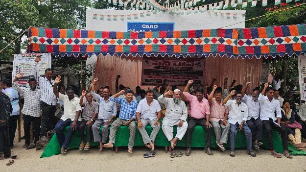 పెన్‌డౌన్‌లో  రెండు వర్గాలుగా దస్తావేజు లేఖరులు   