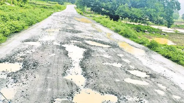 అధ్వాన రోడ్డుతో అవస్థలు