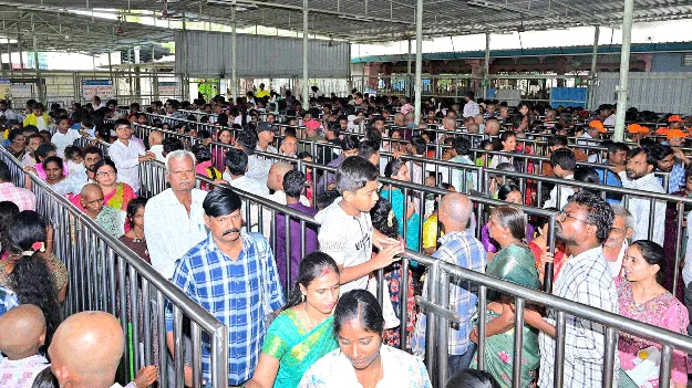 కాణిపాకంలో భక్తుల రద్దీ