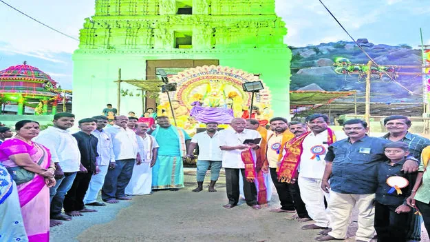 GOD: శ్రీవారిని అశ్వవాహనంపై ఊరేస్తున్న భక్తులు