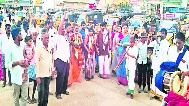 PRIEST: అర్చకుడికి ఘన సన్మానం