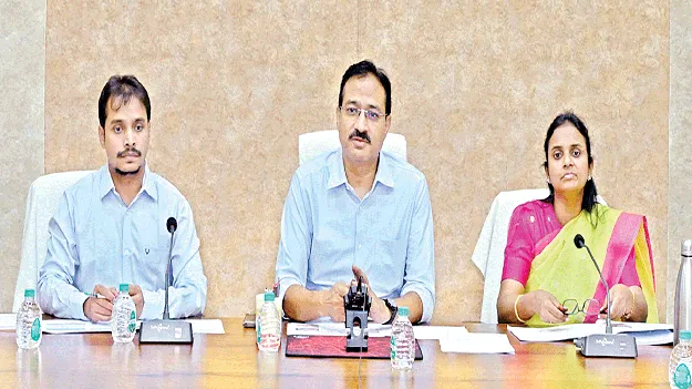 సోలార్‌ ప్రాజెక్టుకు భూములు గుర్తించండి