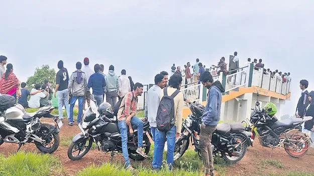 పర్యాటకుల తాకిడి