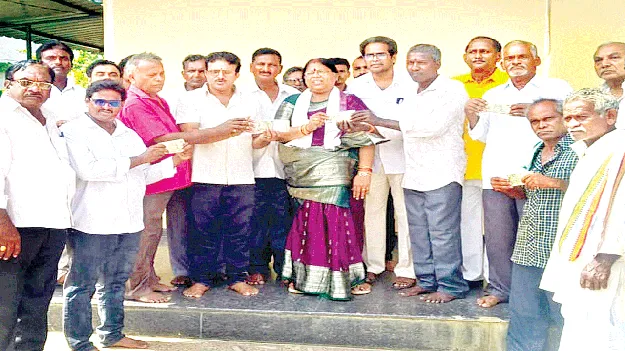 నేతన్నలకు సాయం అందజేత