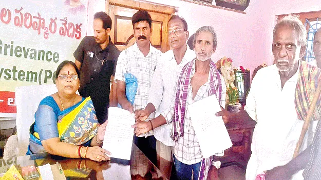 పింఛన్లు కావాలంటూ వినతులు