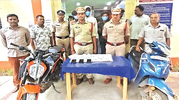 చోరీ కేసులో ముగ్గురి అరెస్ట్‌ 
