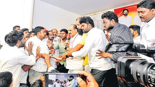 జనసేన సమావేశం రసాభాస