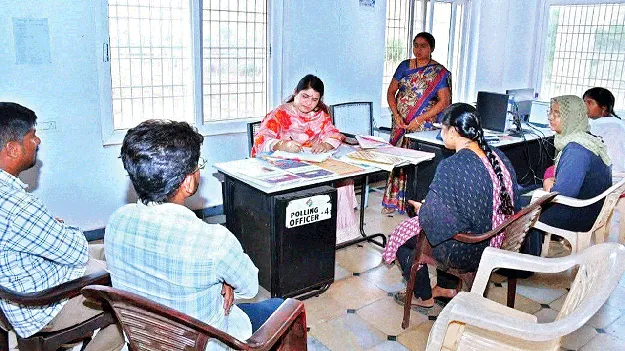 ప్రజలకు అందుబాటులో ఉండాలి