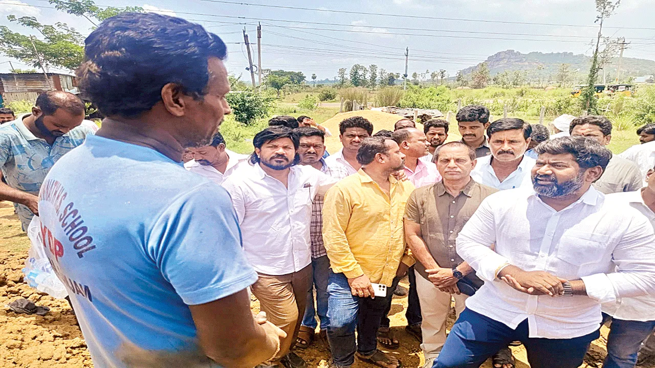 ప్రైవేట్‌ వ్యక్తుల ఆధీనంలో ప్రభుత్వ భూములా?