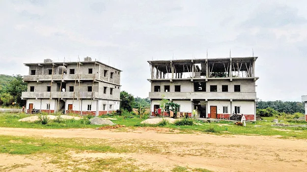 నిధులున్నా.. నిర్మాణాలు సాగట్లే!