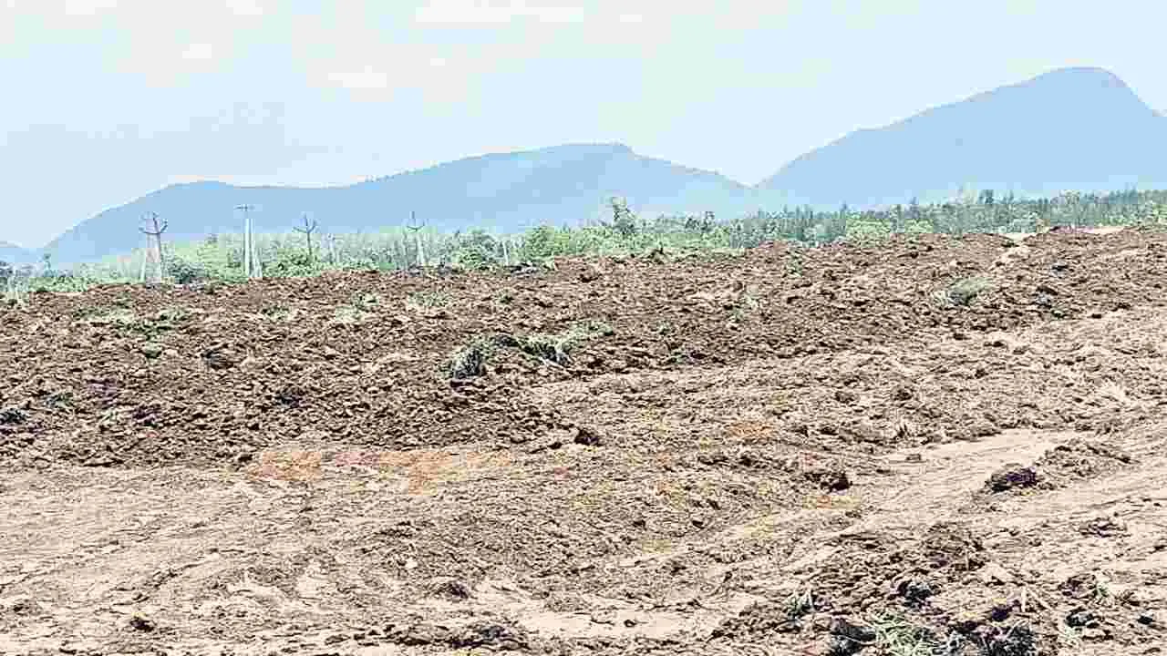 రాజాం చెరువులో మట్టి దోపిడీ