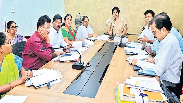ఎరువుల సరఫరాపై నిర్లక్ష్యం వద్దు
