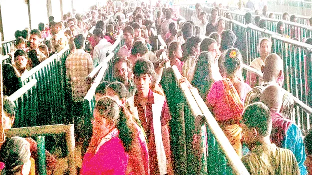 ఆదిత్యుని దర్శనానికి పోటెత్తిన భక్తులు