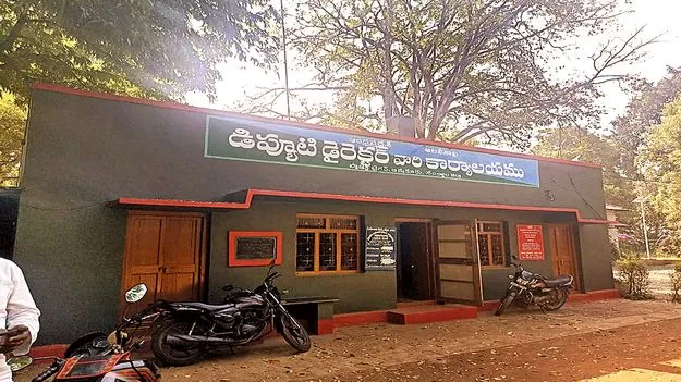 అటవీ శాఖలో అక్రమార్కుడిపై చర్యలు