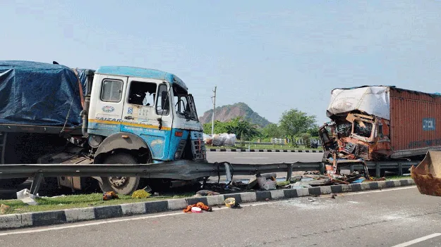   రెండు లారీలు ఢీ.. ఒకరి మృతి  