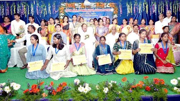 ఓ అమ్మాయి చదువుకుంటే..    కుటుంబమంతా విద్యా వెలుగులే 