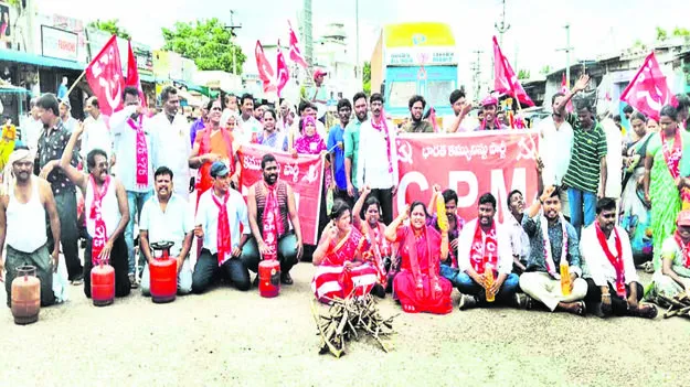 LEFTISTS: పెట్రోల్‌, డీజిల్‌ ధరలు తగ్గించాల్సిందే