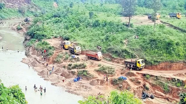 ఇసుకాసురుల ఇష్టారాజ్యం